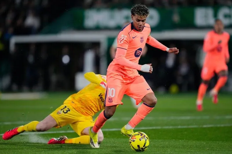 Elche khó ngăn cản sức mạnh của Barcelona