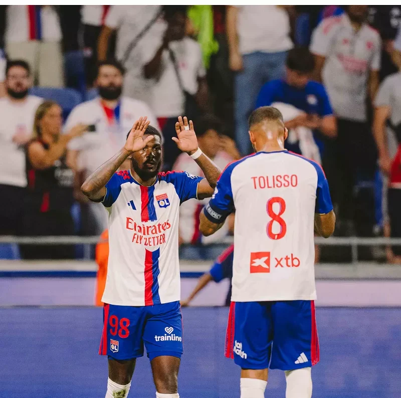 Fenerbahce thắng nhọc nhằn trước Lyon